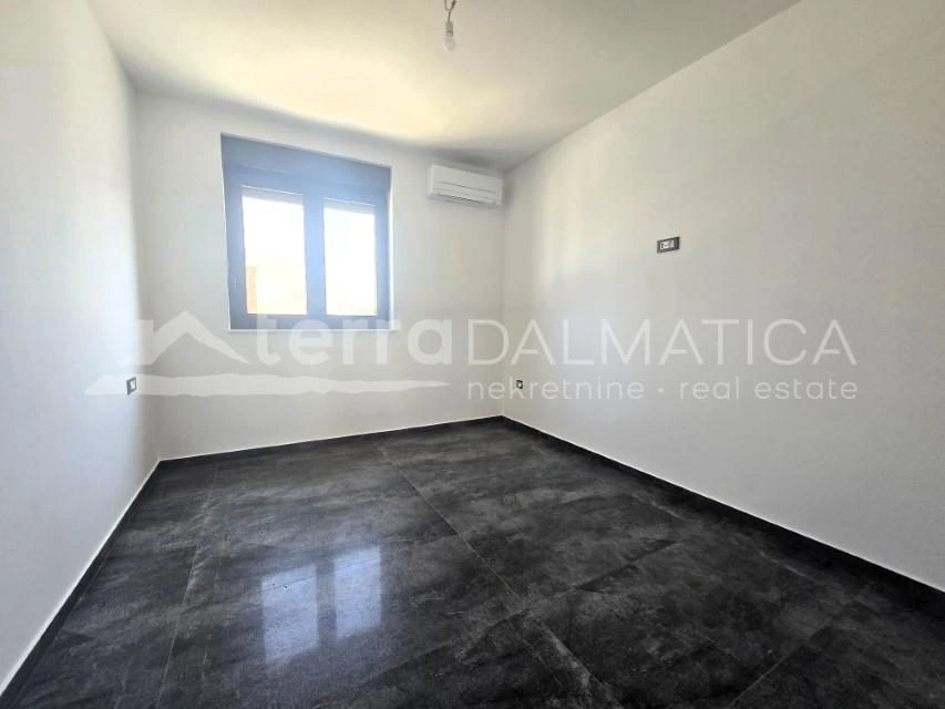 Geräumiges und helles Apartment mit drei Schlafzimmern auf der Insel Murter