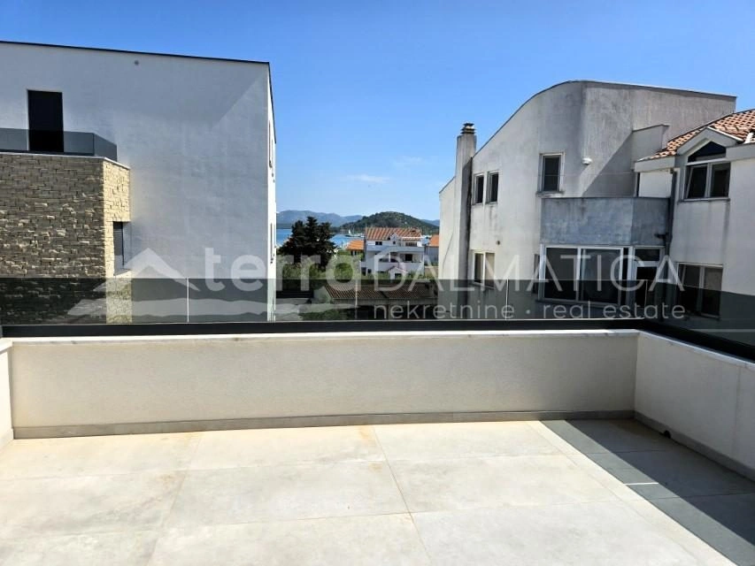 Geräumiges und helles Apartment mit drei Schlafzimmern auf der Insel Murter