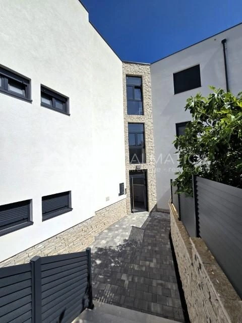 Geräumiges und helles Apartment mit drei Schlafzimmern auf der Insel Murter