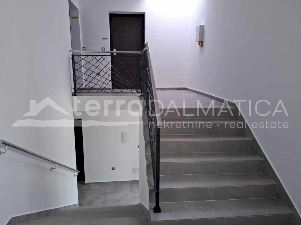 Drei-Zimmer-Wohnung mit Terrasse und Parkplatz in einem ruhigen Teil von Vodice