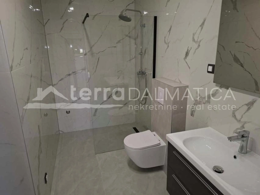 Drei-Zimmer-Wohnung mit Terrasse und Parkplatz in einem ruhigen Teil von Vodice