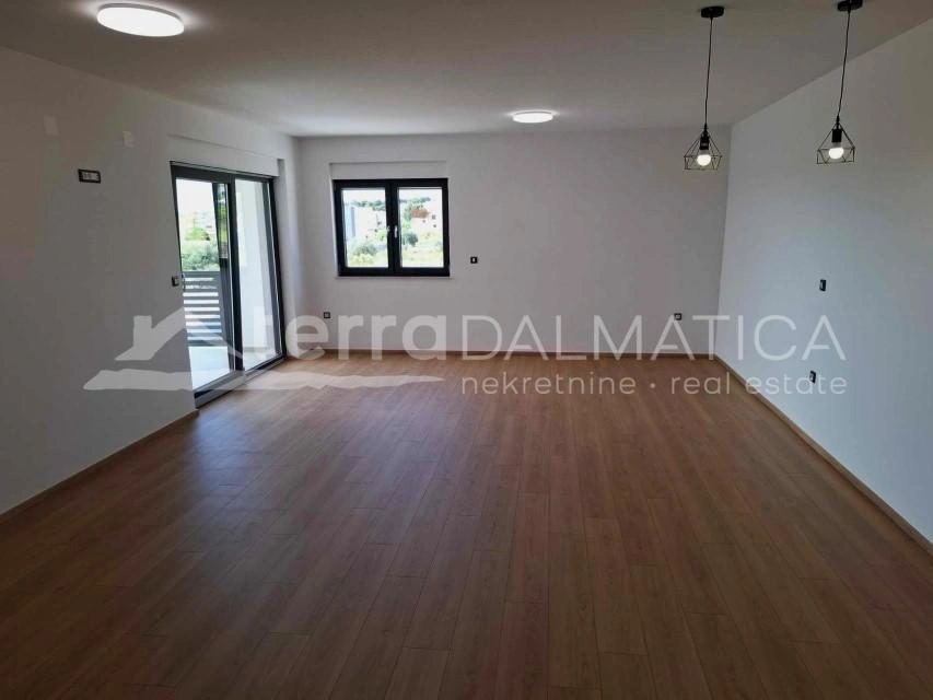 Drei-Zimmer-Wohnung mit Terrasse und Parkplatz in einem ruhigen Teil von Vodice