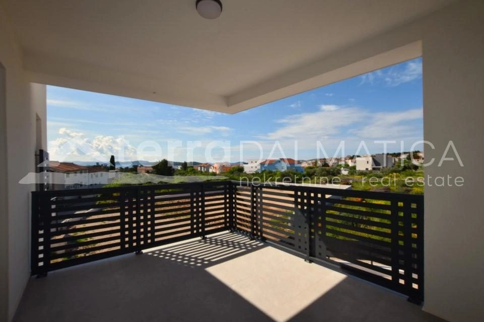 Drei-Zimmer-Wohnung mit Terrasse und Parkplatz in einem ruhigen Teil von Vodice