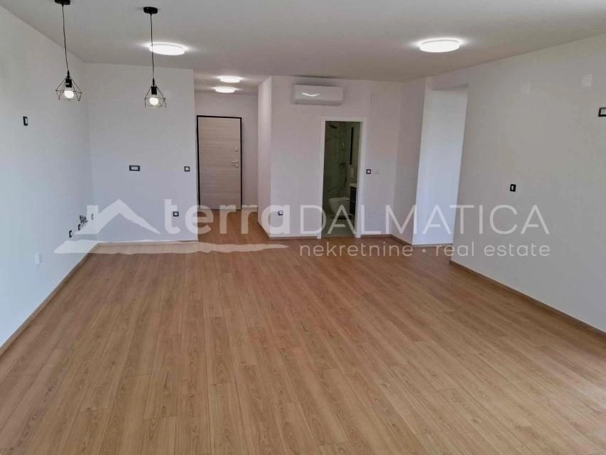 Drei-Zimmer-Wohnung mit Terrasse und Parkplatz in einem ruhigen Teil von Vodice