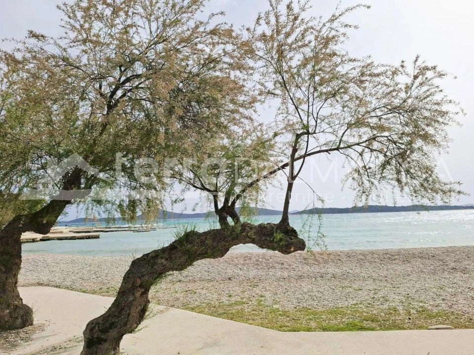 Moderne Wohnung in Vodice: drei Schlafzimmer, Terrasse und schöne Aussicht