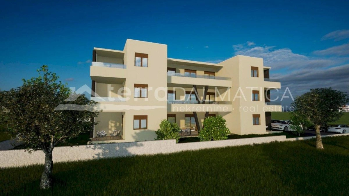 Vodice – moderan apartman 58 m² s terasom i vrtom u prizemlju