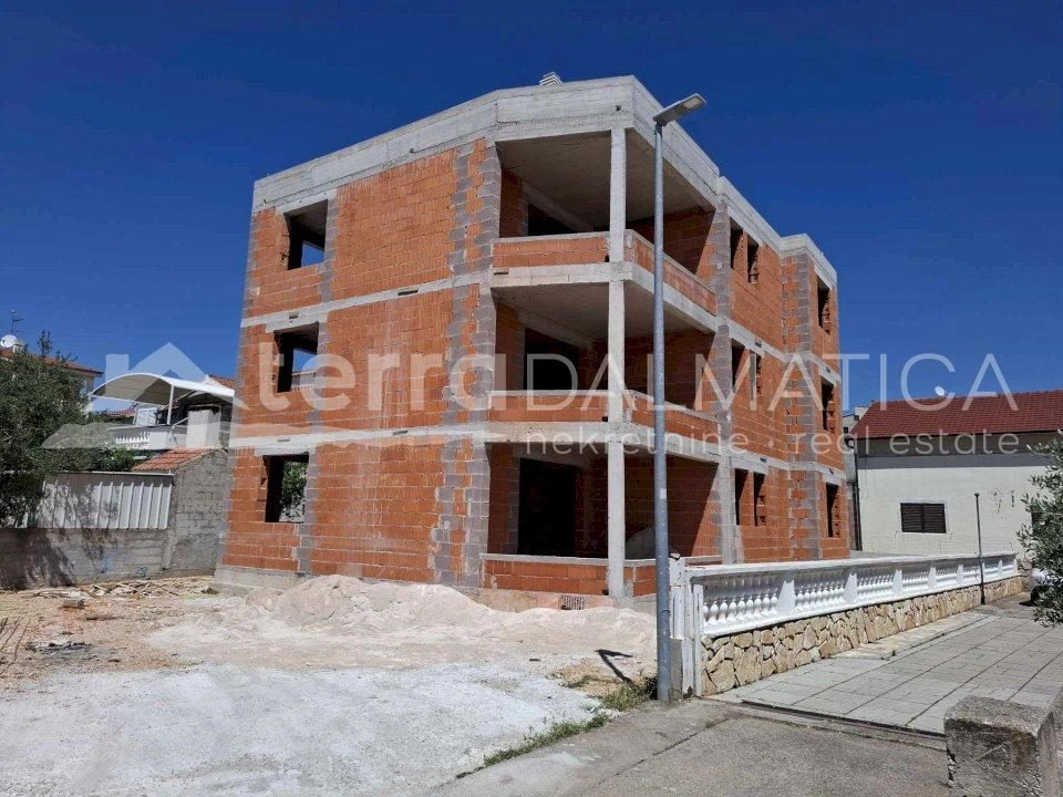 Zu einem Schritt von Ihrem neuen Leben aus - eine Luxuswohnung in Vodice mit einer Dachterrasse und einer Aussicht