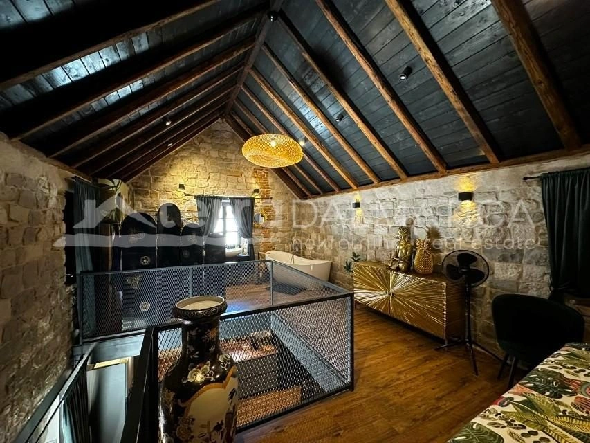 Kamena kuća u Kaštel Starom – 40 m od mora, iz 1700. godine