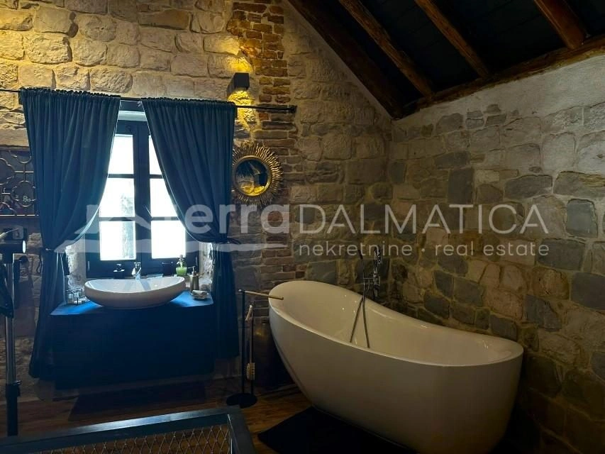 Authentisches dalmatinisches Haus mit bezauberndem Interieur, 20 m vom Meer entfernt