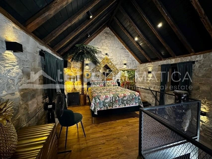 Authentisches dalmatinisches Haus mit bezauberndem Interieur, 20 m vom Meer entfernt