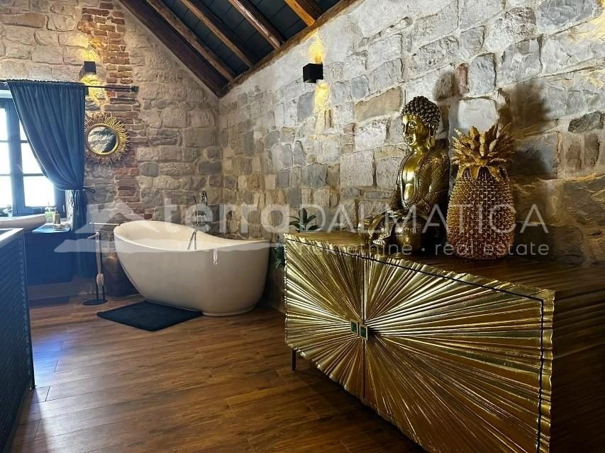 Authentisches dalmatinisches Haus mit bezauberndem Interieur, 20 m vom Meer entfernt