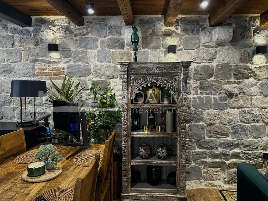 Authentisches dalmatinisches Haus mit bezauberndem Interieur, 20 m vom Meer entfernt