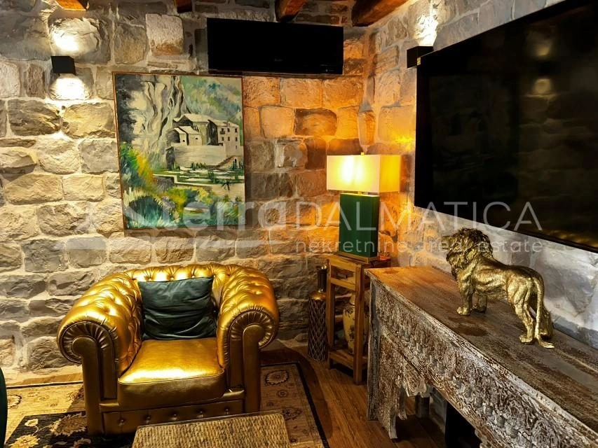 Authentisches dalmatinisches Haus mit bezauberndem Interieur, 20 m vom Meer entfernt