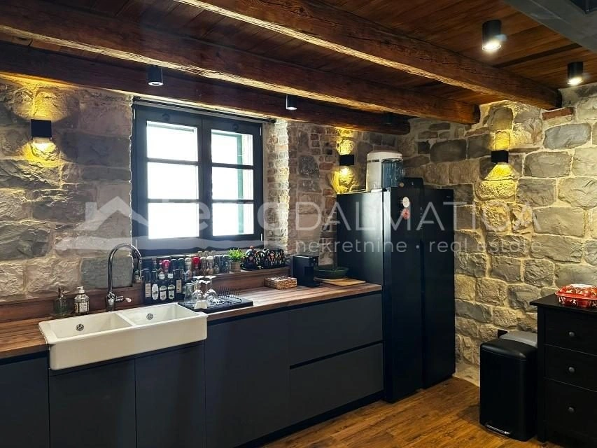 Authentisches dalmatinisches Haus mit bezauberndem Interieur, 20 m vom Meer entfernt