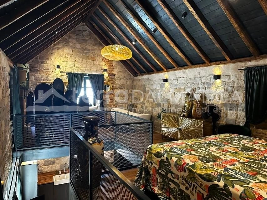 Authentisches dalmatinisches Haus mit bezauberndem Interieur, 20 m vom Meer entfernt