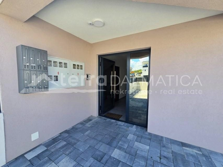 Komfortable Wohnung mit 110 m² Dachterrasse in der Nähe von Šibenik