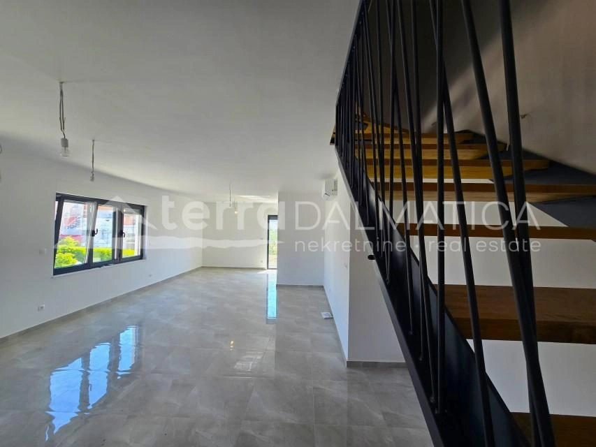 Komfortable Wohnung mit 110 m² Dachterrasse in der Nähe von Šibenik