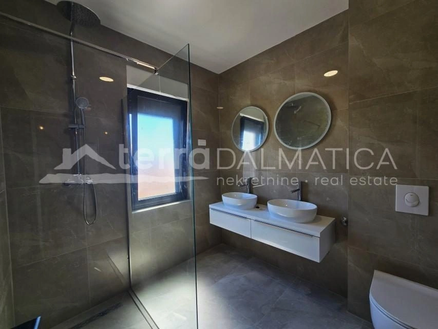 Komfortable Wohnung mit 110 m² Dachterrasse in der Nähe von Šibenik