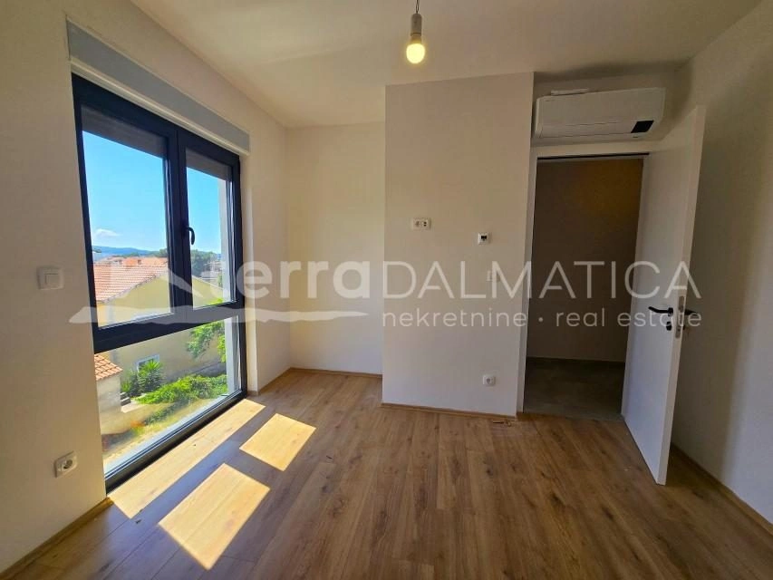 Komfortable Wohnung mit 110 m² Dachterrasse in der Nähe von Šibenik