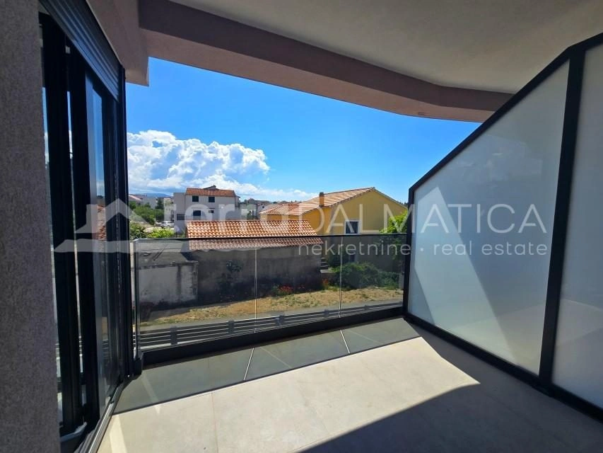 Komfortable Wohnung mit 110 m² Dachterrasse in der Nähe von Šibenik