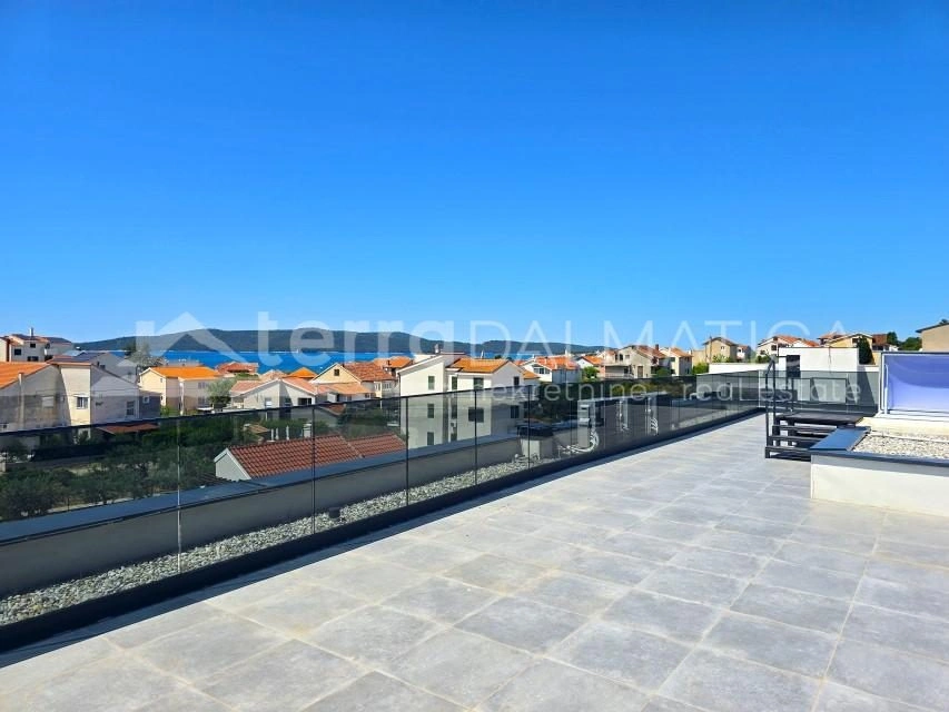 Komfortable Wohnung mit 110 m² Dachterrasse in der Nähe von Šibenik