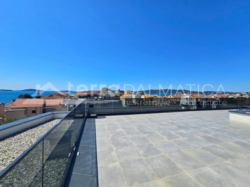 Komfortable Wohnung mit 110 m² Dachterrasse in der Nähe von Šibenik