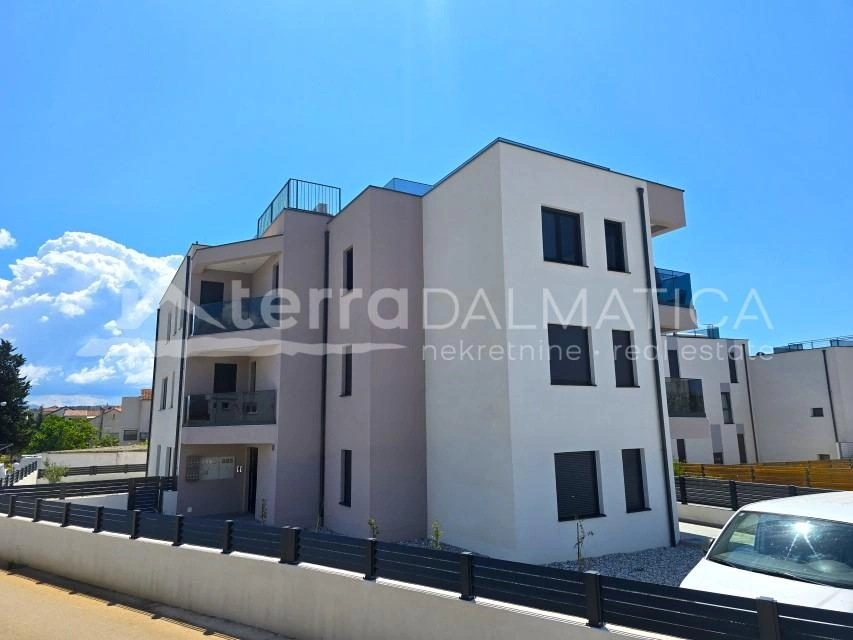 Komfortable Wohnung mit 110 m² Dachterrasse in der Nähe von Šibenik