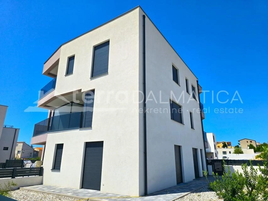 Komfortable Wohnung mit 110 m² Dachterrasse in der Nähe von Šibenik