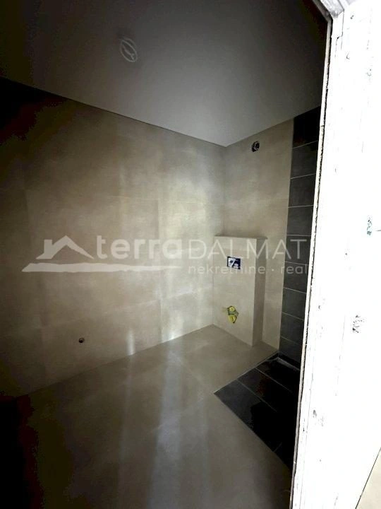 Podstrana – Wohnung mit zwei Schlafzimmern, Garten und drei Terrassen