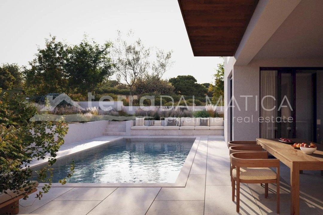 Vodice - Doppelhaushälfte mit Pool und gepflegtem Garten