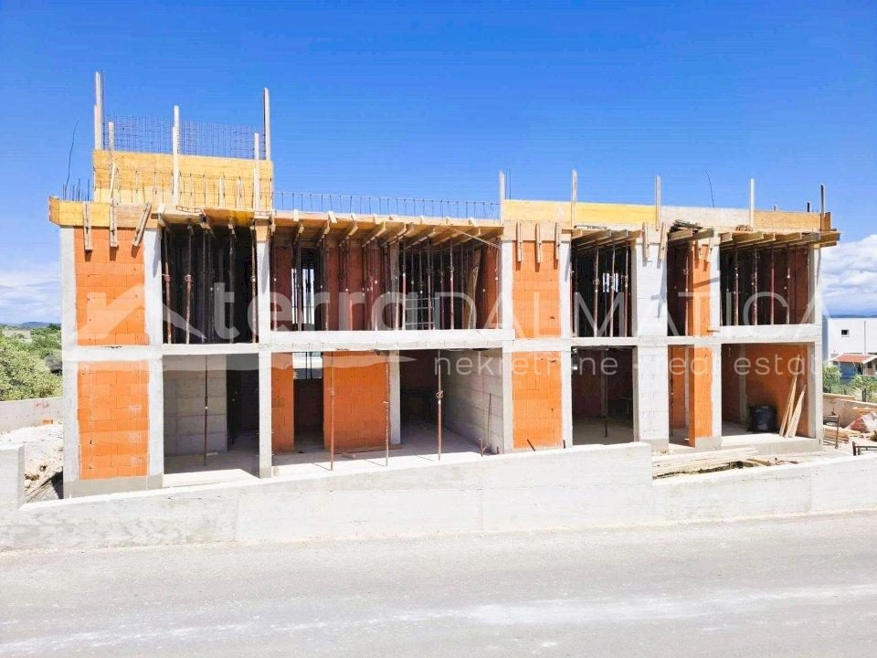 Vodice - Doppelhaushälfte mit Pool und gepflegtem Garten