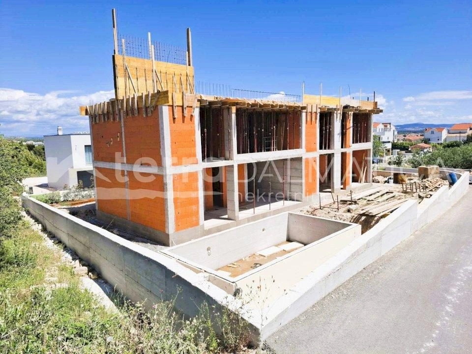 Vodice - Doppelhaushälfte mit Pool und gepflegtem Garten
