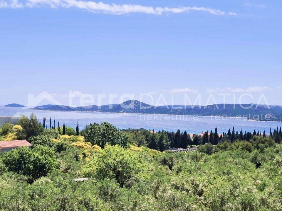 Vodice - Doppelhaushälfte mit Pool und gepflegtem Garten