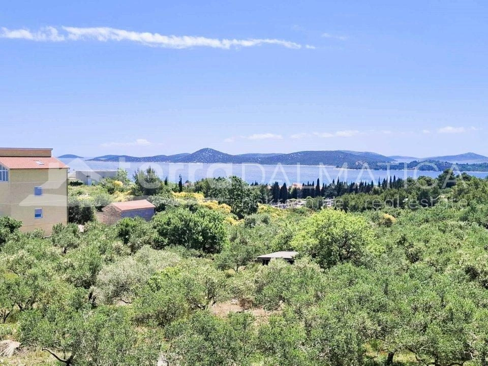 Vodice - Doppelhaushälfte mit Pool und gepflegtem Garten