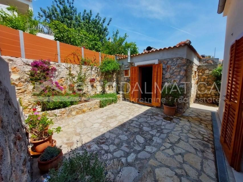 Kaprije ohne Sorgen – renoviertes Haus mit Terrasse und Garten für Meeresliebhaber