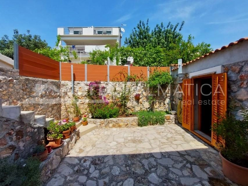 Kaprije ohne Sorgen – renoviertes Haus mit Terrasse und Garten für Meeresliebhaber