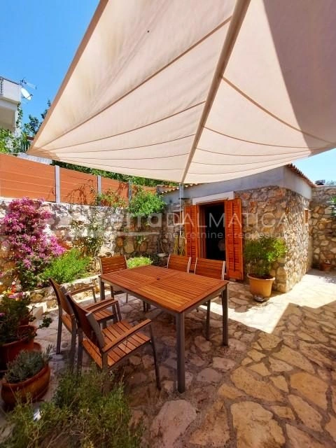 Kaprije ohne Sorgen – renoviertes Haus mit Terrasse und Garten für Meeresliebhaber