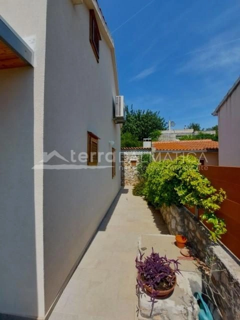 Kaprije ohne Sorgen – renoviertes Haus mit Terrasse und Garten für Meeresliebhaber