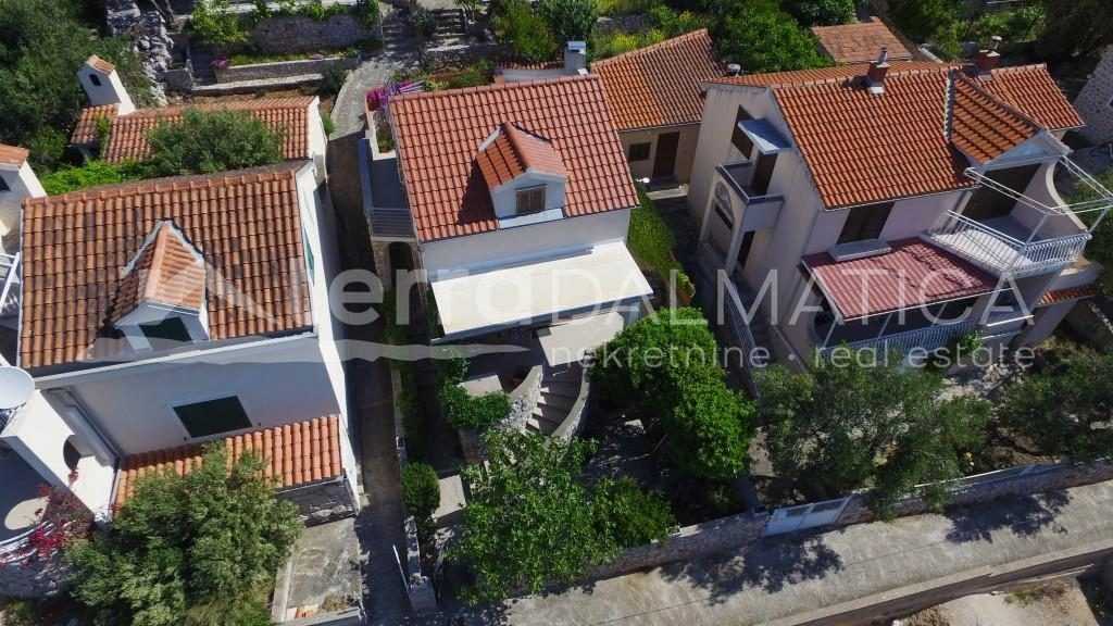 Kaprije ohne Sorgen – renoviertes Haus mit Terrasse und Garten für Meeresliebhaber