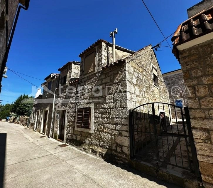 Pristna kamnita hiša v srcu Prvića, blizu morja