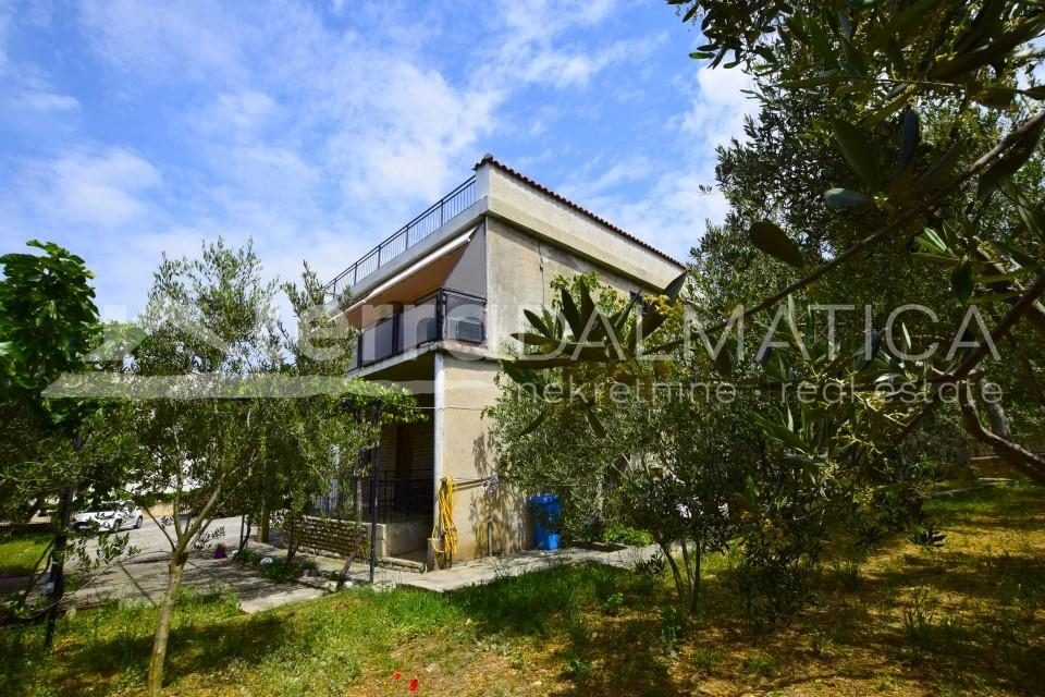 Haus mit Charakter – 6 Zimmer, 3 Terrassen, ein riesiger Garten und das Meer in unmittelbarer Nähe (100 m)!