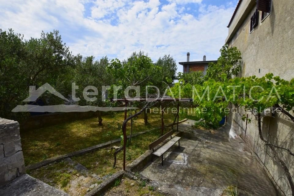 Haus mit Charakter – 6 Zimmer, 3 Terrassen, ein riesiger Garten und das Meer in unmittelbarer Nähe (100 m)!