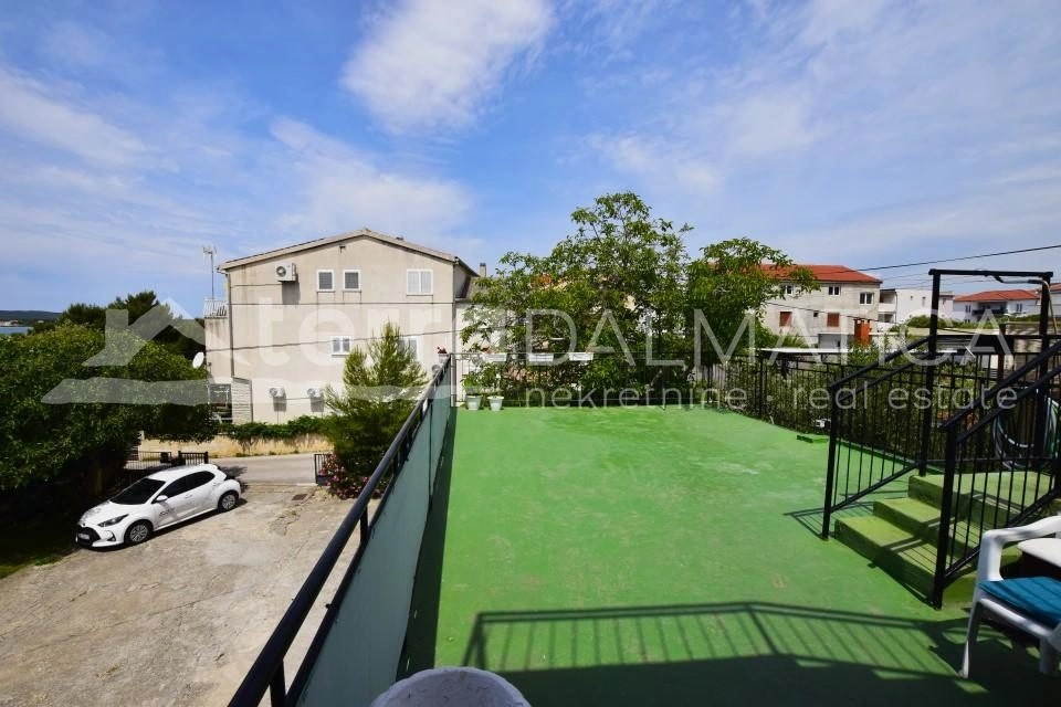 Haus mit Charakter – 6 Zimmer, 3 Terrassen, ein riesiger Garten und das Meer in unmittelbarer Nähe (100 m)!