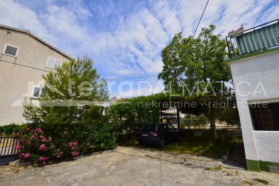 Haus mit Charakter – 6 Zimmer, 3 Terrassen, ein riesiger Garten und das Meer in unmittelbarer Nähe (100 m)!