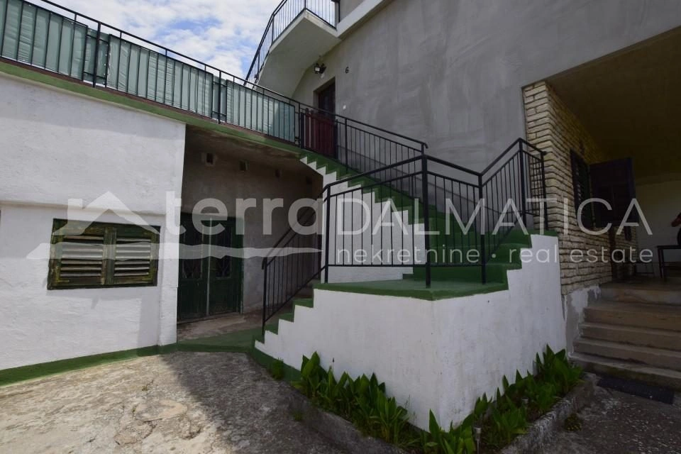 Haus mit Charakter – 6 Zimmer, 3 Terrassen, ein riesiger Garten und das Meer in unmittelbarer Nähe (100 m)!