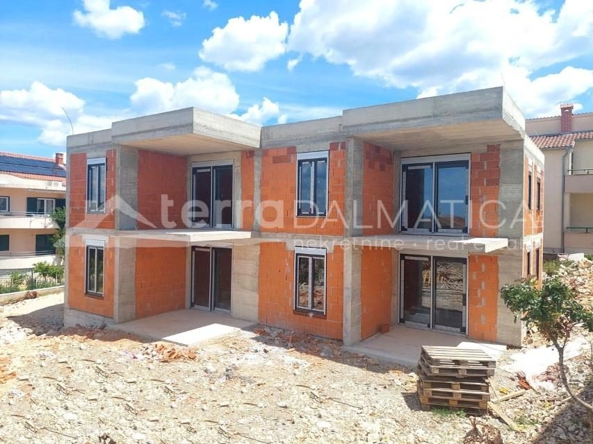 Stan u Brodarici – novogradnja, vrt, pogled na more