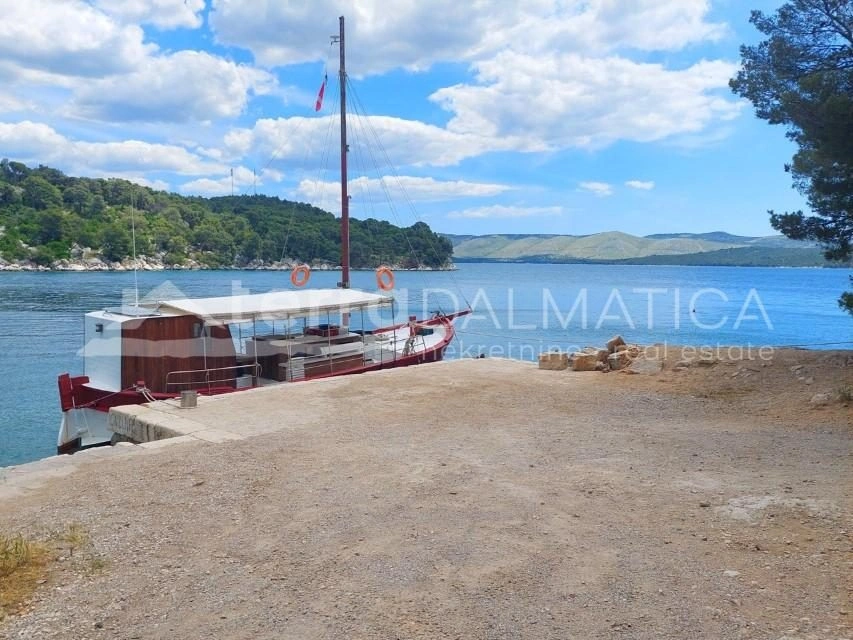 Brodarica – Erdgeschosswohnung mit privatem Garten, Aussicht und Meer zum Greifen nah