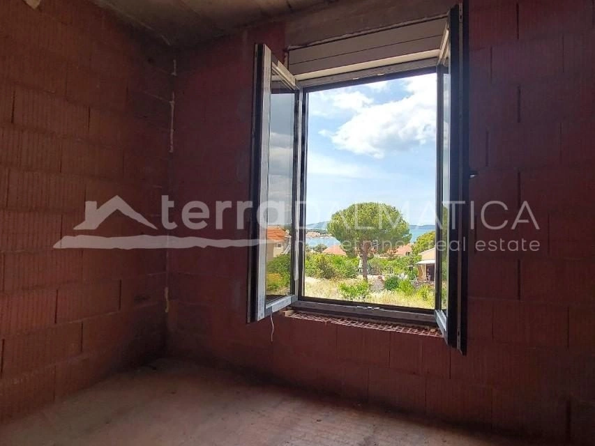 Brodarica – Erdgeschosswohnung mit privatem Garten, Aussicht und Meer zum Greifen nah