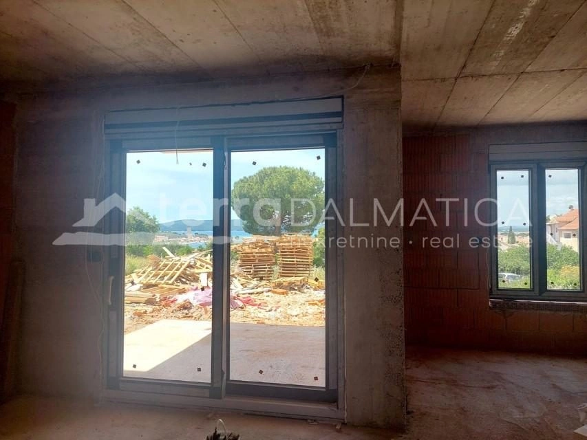 Brodarica – Erdgeschosswohnung mit privatem Garten, Aussicht und Meer zum Greifen nah