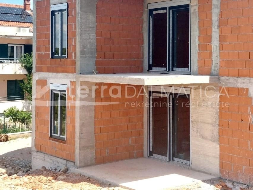 Brodarica – Erdgeschosswohnung mit privatem Garten, Aussicht und Meer zum Greifen nah